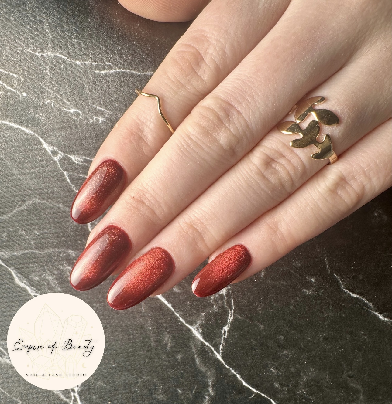 Koperrode glitternagels op grijs marmer