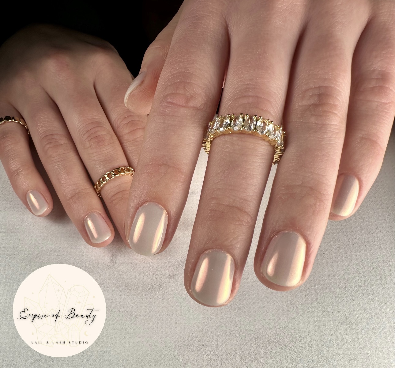 Champagne chrome nagels met gouden ringen