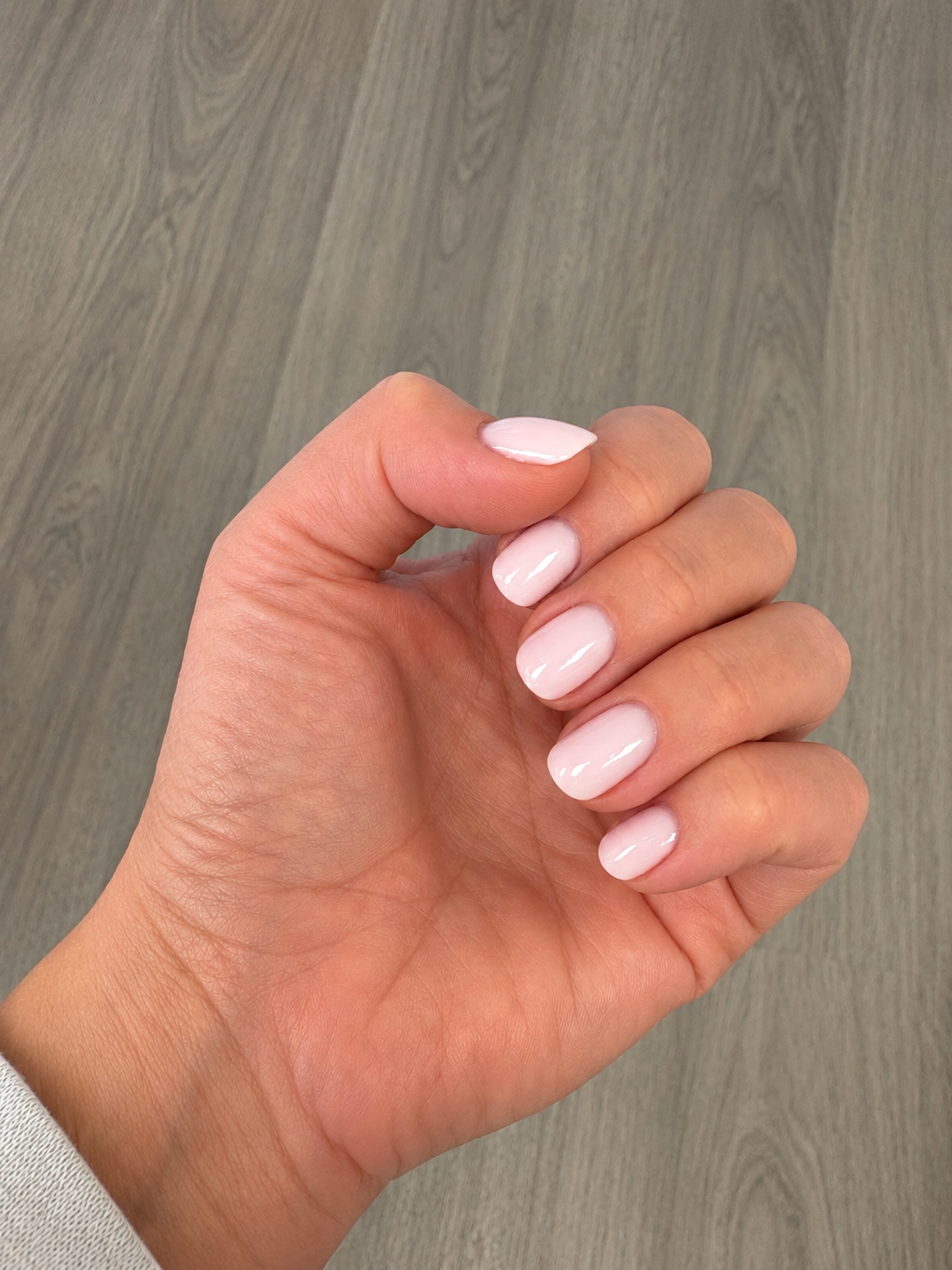 Korte gelnagels in zacht roze-wit, foto van klant karlien bremer