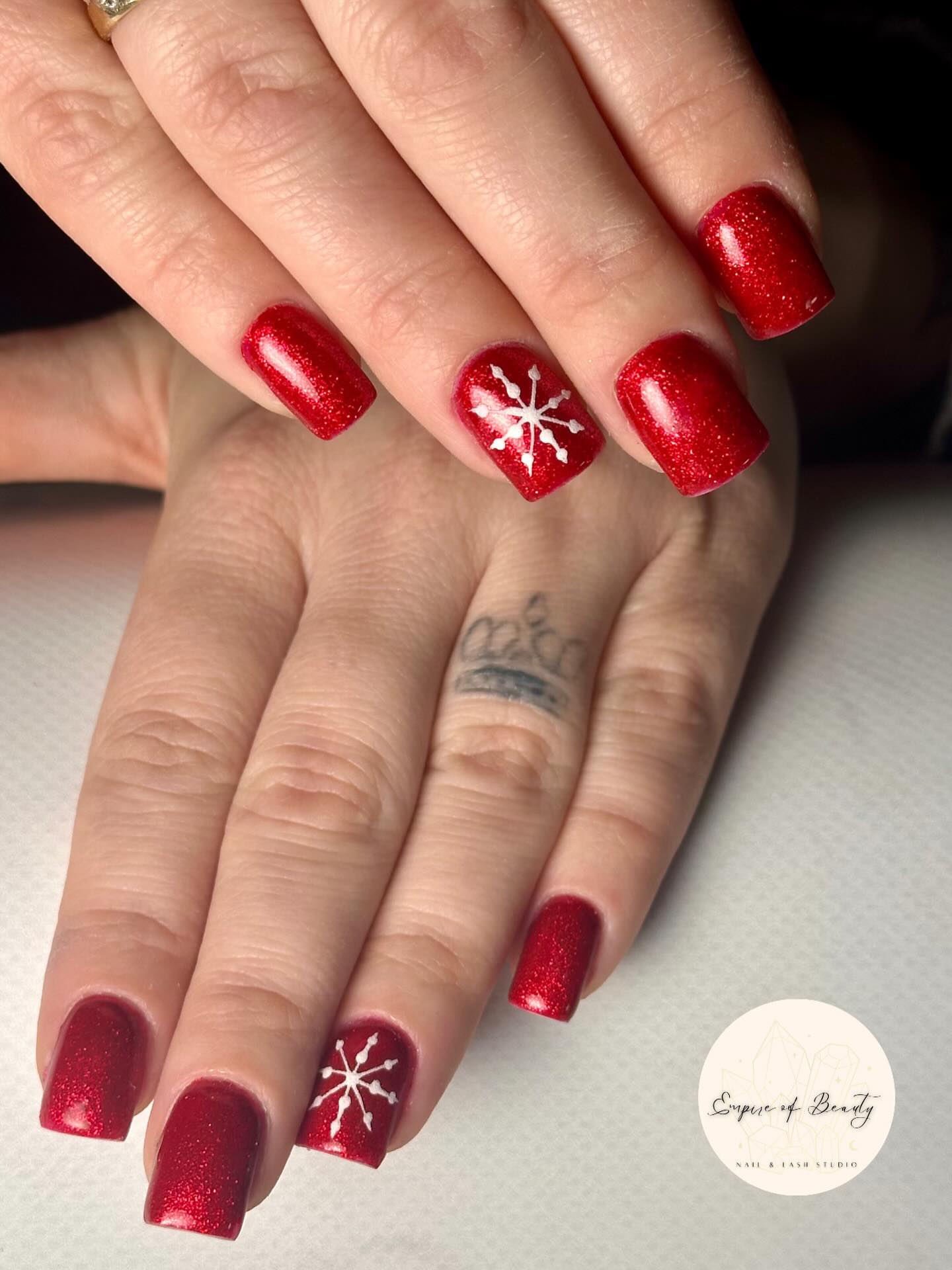 Rode glitternagels met witte sneeuwvlokjes, Christmas Martini van Indigo Nails